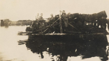 Przeprawa polskich oddziałów przez Bug w czasie odwrotu spod Kijowa. Lato 1920 r. Źródło: CAW