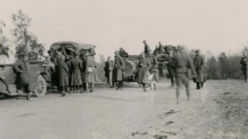 Żołnierze 1 Pułku Piechoty Legionów podczas zagonu samochodowego na Żytomierz. 04.1920. Źródło: CAW