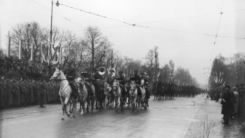 Obchody Święta Niepodległości w Warszawie - czoło defilujących oddziałów kawalerii. 11.11.1937. Fot. NAC