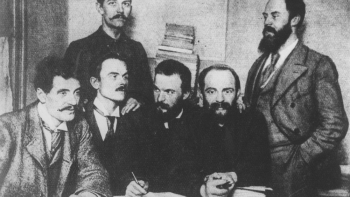 Przywódcy Polskiej Partii Socjalistycznej w Londynie - siedzą od lewej: Ignacy Mościcki, Jędrzejewicz, Józef Piłsudski, Aleksander Dębski; stoją Bolesław Miklaszewski i Witold Jodko-Narkiewicz. 1896 r. Fot. NAC