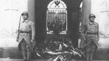 Bajończycy trzymający wartę przed Grobem Nieznanego Żołnierza. 1926 r. Fot. NAC