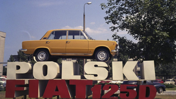 Reklama Fiata 125p przed siedzibą FSO na warszawskim Żeraniu. Fot. PAP/J. Rosikoń