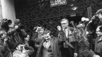 Lech Wałęsa po wpisaniu NSZZ „Solidarność” do rejestru związków zawodowych. 10.11.1980 r. Fot. PAP/J. Morek
