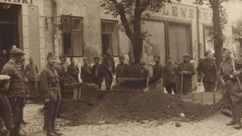Obrońcy Płocka w czasie budowy umocnień. 08.1920. Źródło: CAW