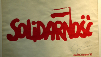 Historyczny pierwszy plakat z logo „Solidarności”, wymyślony podczas strajku w Stoczni Gdańskiej w 1980 r. Fot. PAP/S. Kraszewski