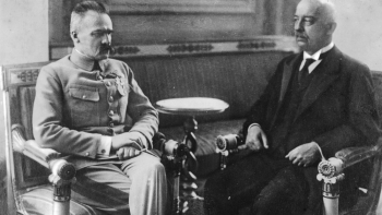 Naczelnik Państwa Józef Piłsudski podczas rozmowy z nowo wybranym prezydentem Gabrielem Narutowiczem w Belwederze. 10.12.1922. Fot. NAC