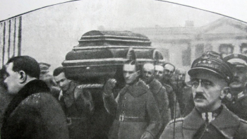Wyprowadzanie trumny z ciałem prezydenta Gabriela Narutowicza z Belwederu. 19.12.1922 r. Źródło: Wikimedia Commons