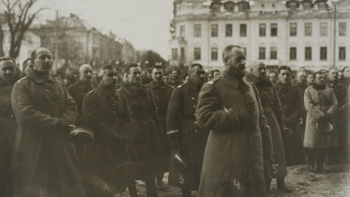 Gen. Lucjan Żeligowski w czasie mszy św. przed katedrą w Wilnie. 1920 r. Źródło: BN Polona