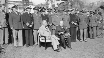 Prezydent USA Franklin D. Roosevelt i premier Wielkiej Brytanii Winston Churchill (siedzą) w Casablance. 14.01.1943. Fot. Imperial War Museums. Źródło: Wikimedia Commons