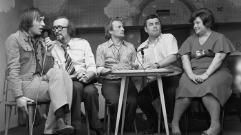 Występ Kabaretu pod Egidą - od lewej: Jonasz Kofta, Jan Stanisławski, Wojciech Pszoniak, Jan Pietrzak, Danuta Rinn. Warszawa, 1974 r. Fot. PAP/CAF/M. Kłoś