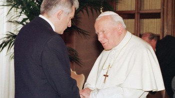 Premier RP Jerzy Buzek i papież Jan Paweł II podczas audiencji w Watykanie. 25.03.1998. Fot. PAP/CAF/ G. Gałązka