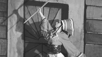 Balet „Harnasie” Karola Szymanowskiego w Teatrze Wielkim w Poznaniu - Jerzy Kapliński w jednej ze scen. 1938 r. Fot. NAC