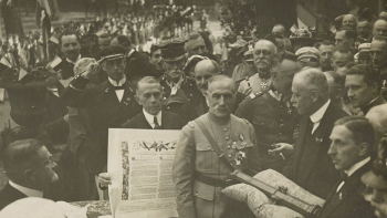 Marszałek Ferdinand Foch (w środku, jasny mundur) podczas wizyty w Warszawie. 1923 r. Źródło: CBN Polona