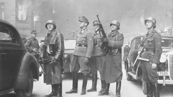 Jurgen Stroop, dowódca SS w otoczeniu oficerów na terenie walczącego getta warszawskiego. Fot. PAP/CAF