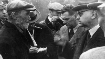 Ferenc Orsos w rozmowie ze świadkiem zbrodni katyńskiej Parfemonem Kisielewem. 30.04.1943. Fot. Imperial War Museum. Źródło: Wikimedia Commons