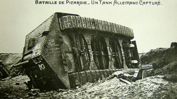 Niemiecki czołg po bitwie pod Villers-Bretonneux - francuska pocztówka. Źródło: Wikimedia Commons