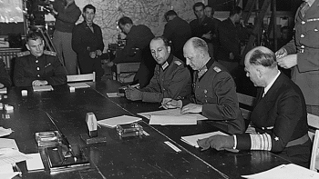 Gen. Alfred Jodl podpisuje w akt bezwarunkowej kapitulacji Niemiec. Reims, 07.05.1945. Źródło: Wikimedia Commons