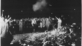 Nazistowska akcja palenia książek. 1933 r. Fot. U.S. National Archives and Records Administration. Źródło: Wikimedia Commons