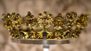 Złota korona ślubna z XIV w. - najcenniejszy eksponat skarbu średzkiego na wystawie w Muzeum Narodowym we Wrocławiu w 2013 r. Fot. PAP/M. Kulczyński