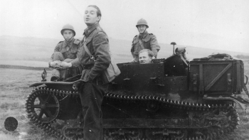 1 Dywizja Pancerna w trakcie inwazji w Normandii -  żołnierze przy francuskim transporterze Renault UE. 1944. Fot. NAC
