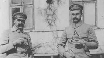 Józef Piłsudski i Kazimierz Sosnkowski przed kwaterą sztabu I Brygady Legionów w dworze Juliana Zubrzyskiego w Grudzynach. 1915 r. Fot. NAC
