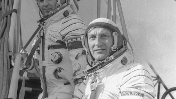 Dowódca statku Sojuz 30 kosmonauta sowiecki Piotr Iljicz Klimuk (góra), polski kosmonauta Mirosław Hermaszewski przed wejściem do statku kosmicznego. Bajkonur 27.06.1978. Fot. PAP/CAF/T. Zagoździński