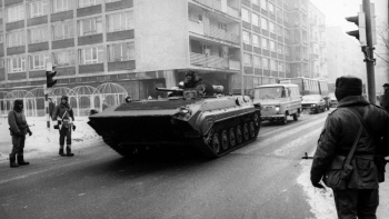 Stan wojenny w Warszawie - bojowy wóz piechoty. 12.1981. Fot. PAP/Archiwum 