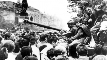 Interwencja wojsk Układu Warszawskiego w Czechosłowacji - mieszkańcy Pragi zgromadzili się wokół sowieckiego czołgu, stojącego na placu Wacława. 21.08.1968. Fot.  PAP/EPA