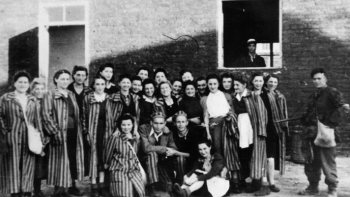Grupa Żydów uwolnionych przez żołnierzy Batalionu "Zośka" z KL Warschau tzw. Gęsiówki. Źródło: Wikimedia Commons