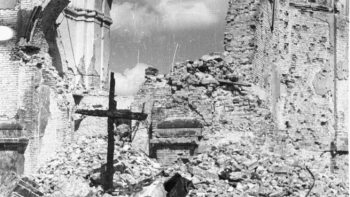 Mogiła powstańcza w ruinach kościoła św. Kazimierza (sakramentek) przy Rynku Nowego Miasta. Warszawa, 1946 r. Fot. PAP/CAF/J. Baranowski