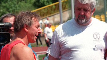 Tadeusz Ślusarski (z lewej) i Władysław Komar podczas Lekkoatletycznych Mistrzostw Polski Seniorów. Lipiec 1997 r. Fot. PAP/CAF/R. Sikora