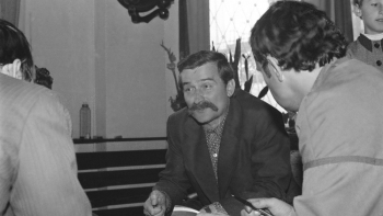 Lech Wałęsa (C) w strajkującej Stoczni Gdańskiej im. Lenina. 08.1980. Fot. PAP/CAF/S. Kraszewski