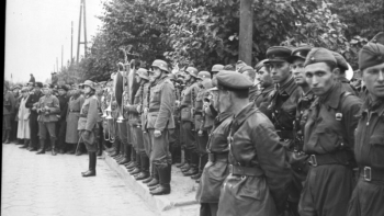 Defilada wojsk sowieckich i niemieckich. Brześć, 22.09.1939. Fot. Bundesarchiv. Źródło: Wikimedia Commons
