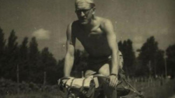 Andrzej Bobkowski na rowerze pod Bayonne we wrześniu 1946 r. /ze zbiorów IBL PAN/. Źródło: MHP