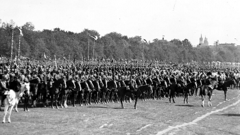 Fragment rewii kawalerii na Błoniach Krakowskich podczas Święta Kawalerii z okazji 250. rocznicy Odsieczy Wiedeńskiej. 10.1933. Fot. NAC