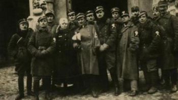 Oddział „straceńców” por. Romana Abrahama przed ratuszem we Lwowie. 22.11.1918. Fot. CAW