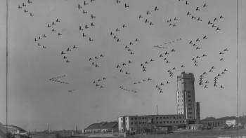 Pokazy lotnicze na lotnisku Okęcie w Warszawie - klucz samolotów myśliwskich nad wieżą kontroli lotów. 1933 r. Fot. NAC