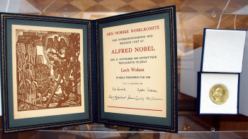 Dyplom i medal Pokojowej Nagrody Nobla, który otrzymał Lech Wałęsa. Fot. PAP/T. Gzell