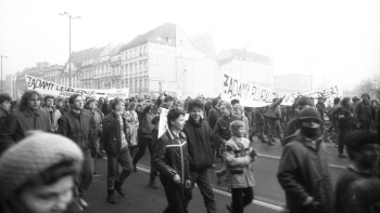 Demonstracja zorganizowana przez Polską Partię Socjalistyczną i Solidarność Walczącą w 70. rocznicę odzyskania przez Polskę niepodległości. Wrocław, 11.11.1988. Fot. PAP/CAF/A. Hawałej
