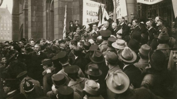 Mihály Károlyi proklamuje powstanie Węgierskiej Republiki Ludowej. Budapeszt, 16 XI 1918. Źródło: Wikimedia Commons