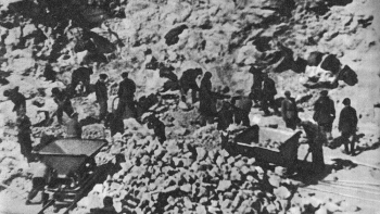 Więźniowie przy pracy w obozie janowskim we Lwowie. Źródło: Wikimedia Commons