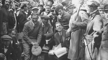 Scena z realizacji filmu "Pan Tadeusz", widoczny m.in. reżyser Ryszard Ordyński (5. z lewej w pierwszym rzędzie, siedzi). Fot. NAC