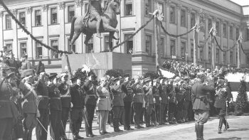 Uroczystości święta 3 Maja przed pomnikiem księcia Józefa Poniatowskiego na placu Piłsudskiego w Warszawie; w tle Pałac Saski. 1930 r. Fot. NAC