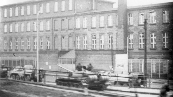 Czołgi i transportery wojskowe przy budynkach Stoczni Gdańskiej im. Lenina przy ul. Jana z Kolna, 15 lub 16.12.1970 r. Fot. IPN