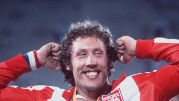 Radość Władysława Kozakiewicza po zdobyciu złotego medalu w skoku o tyczce na igrzyskach olimpijskich w Moskwie w 1980 r. Fot. PAP/CAF/Archiwum