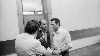 Jacek Kuroń (C) i Karol Modzelewski (P). 1981 r. Fot. PAP/CAF/S. Kraszewski