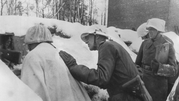 Gen. Georg Lindemann podczas inspekcji w okopach pod Leningradem. 1942 r. Fot, NAC
