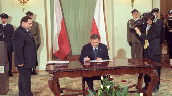 Prezydent RP Aleksander Kwaśniewski ratyfikował Traktat Północnoatlantycki. Warszawa, 26.02.1999. Fot. PAP/L. Wróblewski