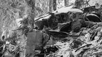Szczątki samolotu An-24, który rozbił się pod Zawoją. Fot. PAP/CAF/J. Olszewski