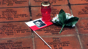 Tabliczki z nazwiskami pomordowanych polskich oficerów na cmentarzu ofiar NKWD w Charkowie. Fot. PAP/J. Turczyk